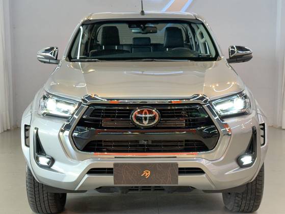 TOYOTA HILUX 2.8 D-4D TURBO DIESEL CD SRX PLUS 4X4 AUTOMÁTICO TOYOTA HILUX 2.8 D-4D TURBO DIESEL CD SRX PLUS 4X4 AUTOMÁTICO
